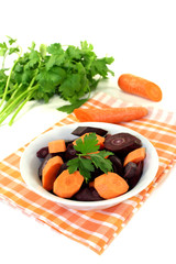 frische orange und violette Möhren