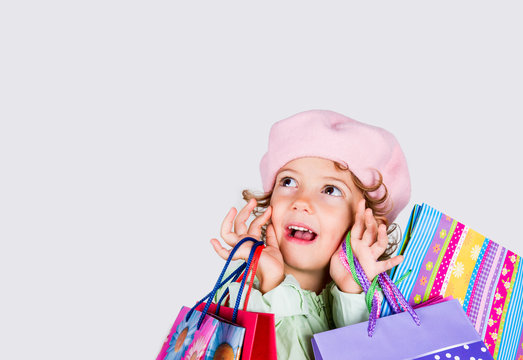 bambina sorpresa a fare shopping