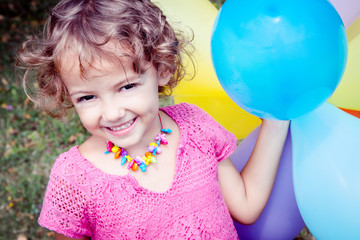 bambina felice con palloncini