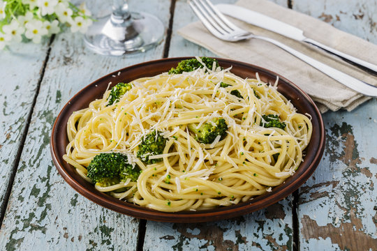 spaghetti with broccoli and cheese