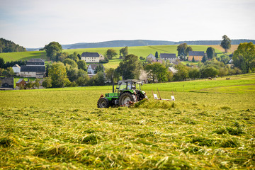 Traktor bei der Heuwende
