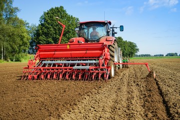 Getreideanbau, Ackerschlepper mit Drillmaschine