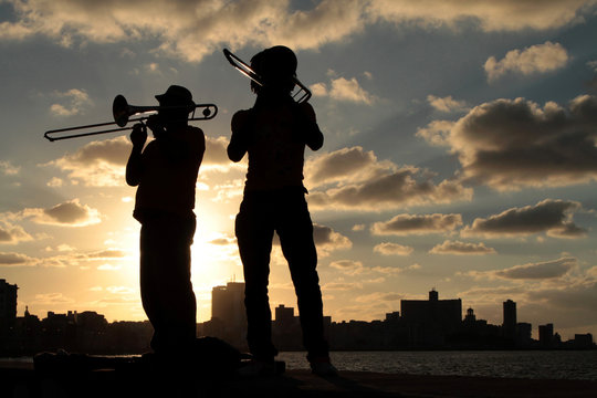 Silhouettes de musiciens devant la ville de La Havane