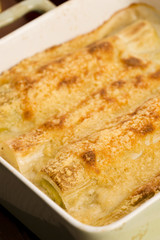 Leeks casserole with white sauce and cheese