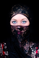 Verschleierte Frau mit blauen Augen