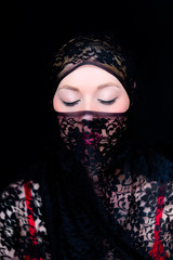 Verschleierte Frau mit blauen Augen