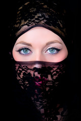 Verschleierte Frau mit blauen Augen