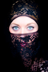 Verschleierte Frau mit blauen Augen