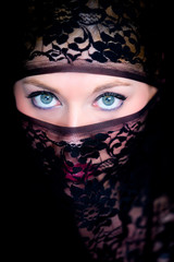 Verschleierte Frau mit blauen Augen