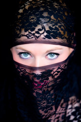 Verschleierte Frau mit blauen Augen