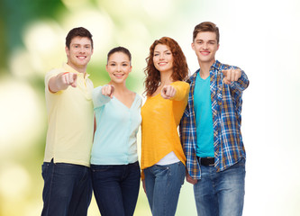Obraz premium group of smiling teenagers over green background
