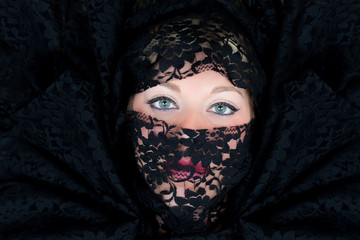 Verschleierte Frau mit blauen Augen
