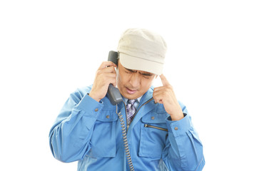 疲れた表情の男性