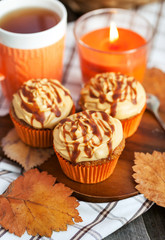 Obraz na płótnie Canvas Carrot cupcakes with caramel cream cheese topping