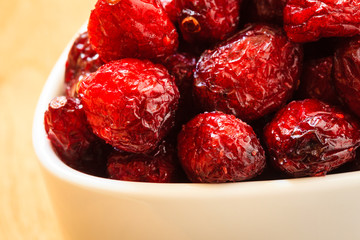  Dried cranberry fruit in bowl on table.