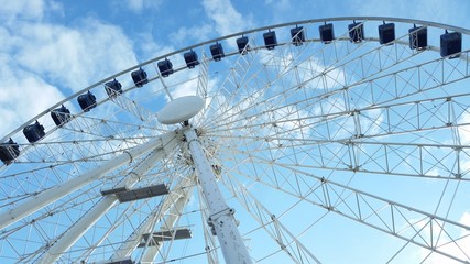 Riesenrad mit blauem Himmel
