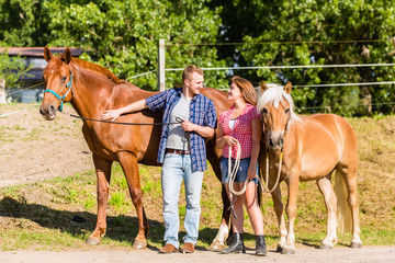 Obraz premium Paar streichelt Pferd auf Ponyhof