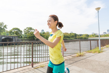 スポーツをする女性 