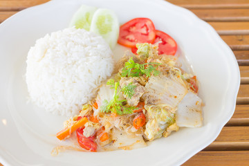 Fried vermicelli with egg and chicken