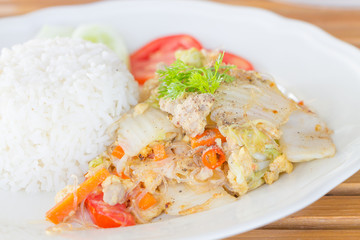 Fried vermicelli with egg and chicken