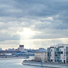 Moskva River and sunbeams in Moscow in autumn