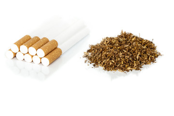 Geschnittener Tabak und leere Zigaretten Hülsen mit Filter.