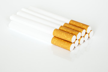 Leere Zigarettenhülsen mit Filter.