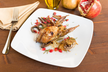 Quaglia arrosto con semi di melograno e funghi