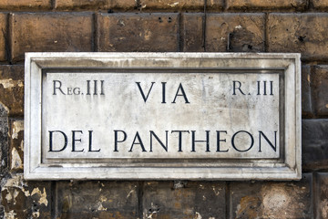 Obraz premium Via del Pantheon plaque