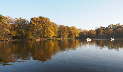 Fototapeta na wymiar Herbstspiegelung mit Booten