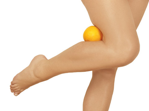 Piernas de mujer tratamiento sobre fondo blanco aislado. Vista de frente y de cerca Copy space