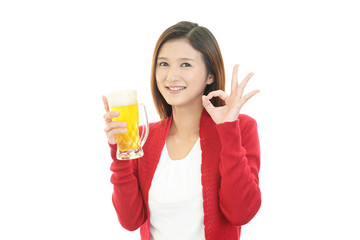 ビールを飲む女性 © Liza5450
