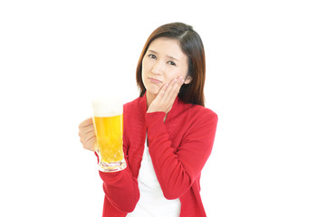 ビールを飲みすぎた女性 © Liza5450