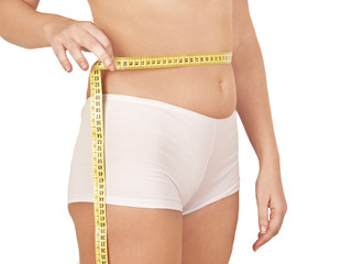 Cintura de mujer con cinta m&eacute;trica sobre fondo blanco. Vista de frente. Concepto Salud