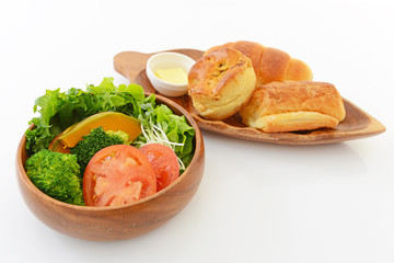 新鮮なサラダとパン