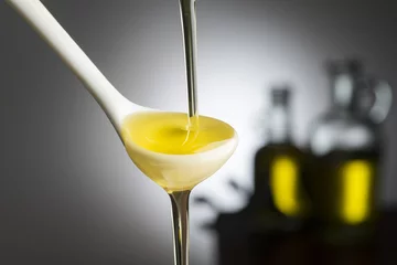Fototapeten Olivenöl auf dunklem Hintergrund © MAURO