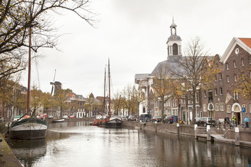 Fototapeta premium lange haven in Schiedam met jenevermuseum