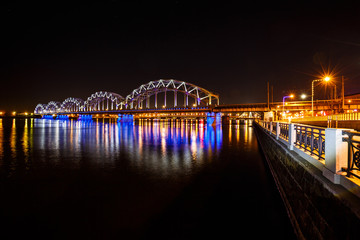 Fototapeta na wymiar Railway bridge at night