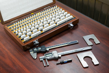 operator calibration plug gauge, snap gauge and vernier by block