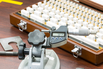 operator calibration micrometer by block gauge