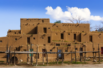 Naklejka premium Taos Pueblo, älteste Indianerhäuser in USA