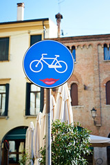 Sign of the bike path with a smile © Sergey Ryzhov