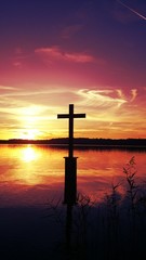 Sonnenuntergang Kreuz im see