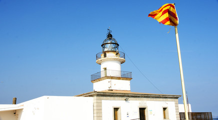 Faro de Cap de Creus y bandera catalana, Girona
