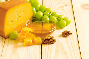 Smoked cheese, honey, walnuts and grapes