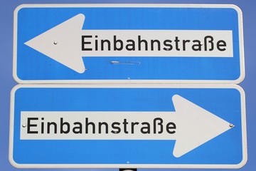 Deutsches Verkehrszeichen: Einbahnstraße