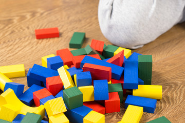 Naklejka premium child is playing with multicolored cubes