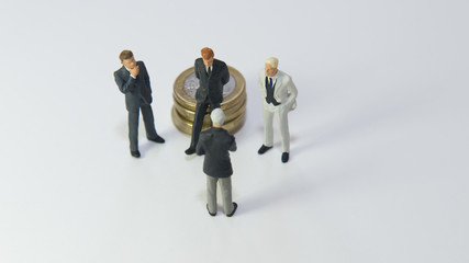 4 hommes discutant de finances : déception