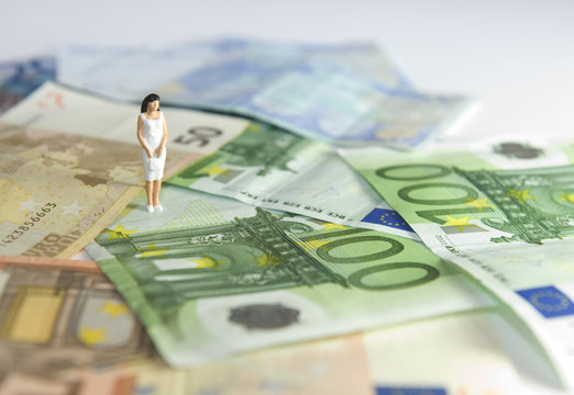 Femme au milieu billets en euros