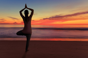 Yoga pendant le coucher de soleil